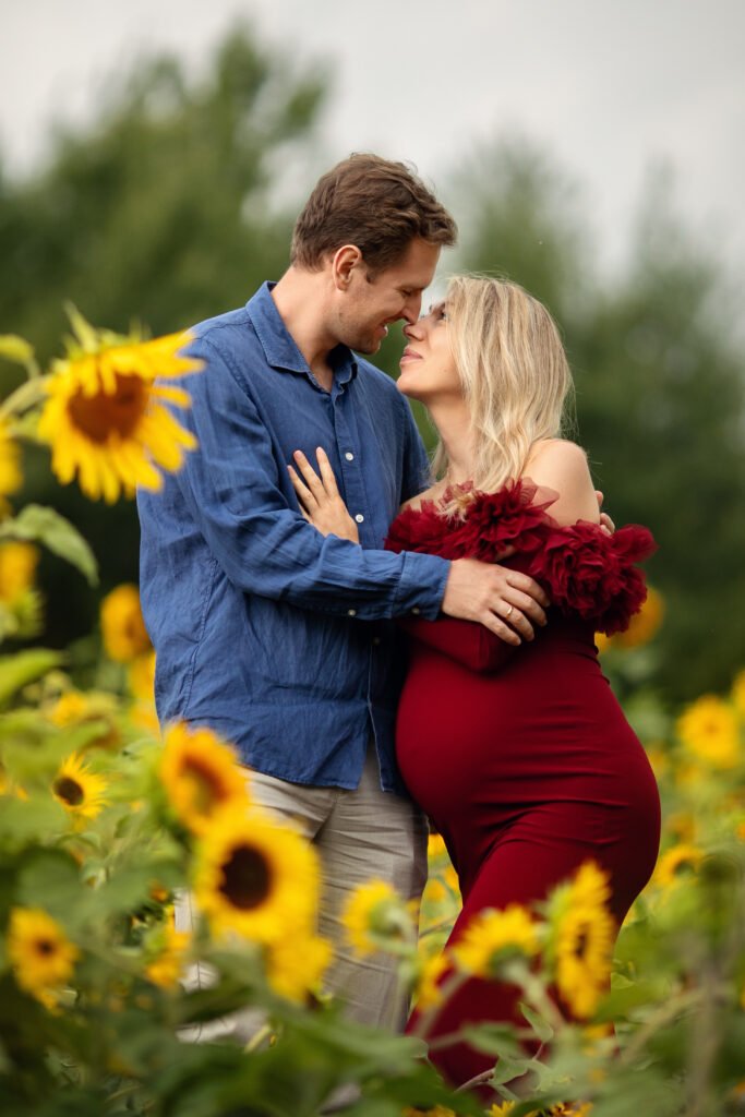 Sesja ciążowa w plenerze nad Wisłą - naturalne światło i romantyczna stylizacja