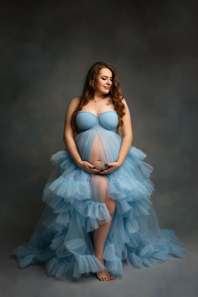 Studyjna fotografia brzuszka ciążowego z delikatnym oświetleniem - Kraków