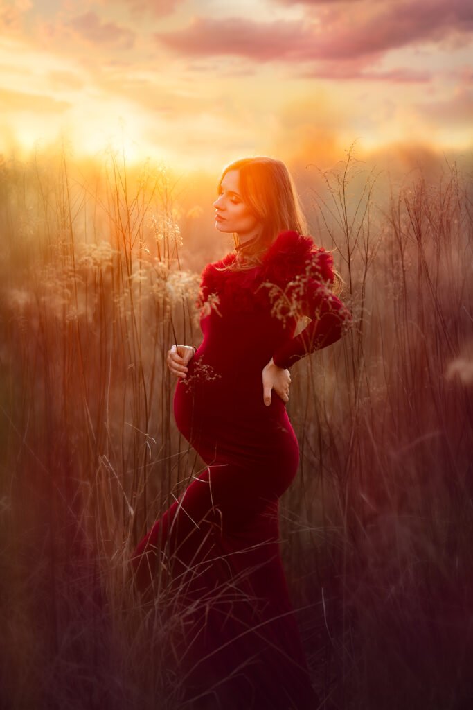 Kobieta w ciąży podczas profesjonalnej sesji ciążowej w Krakowie - naturalne ujęcie brzuszka w studio fotograficznym