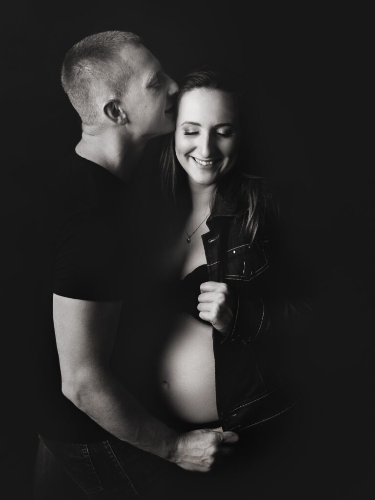 fotografia pary w stylu monochromatycznm ciazowa