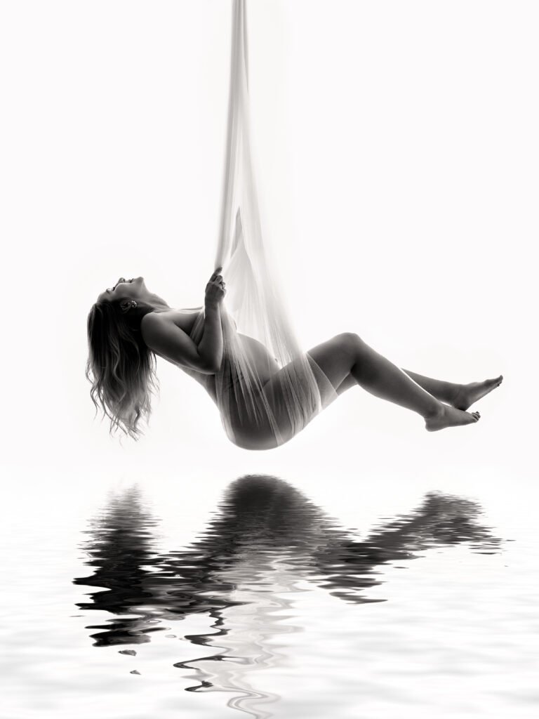 Artystyczne zdjęcie brzucha w półmroku - efekt chiaroscuro