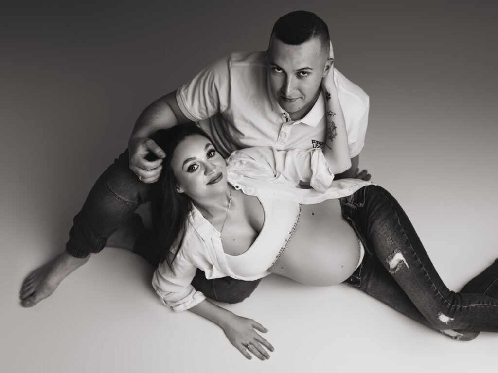 Artystyczne zdjęcia brzucha ciążowego na czarnym tle